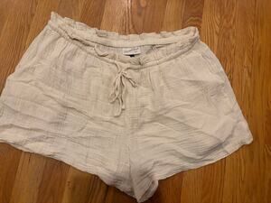 Universal Thread womens large beige shorts